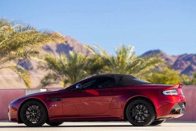 Aston Martin V12 Vantage レッド 2023 Aston Martin V12 Vantage Fires on All Cylinders